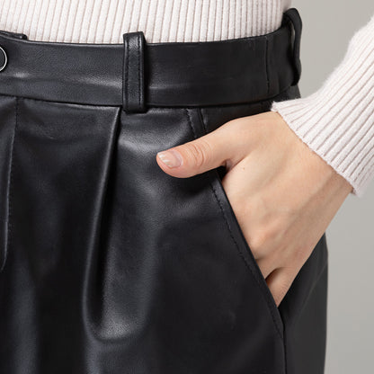 上質な本革を使用したワイドレッグショーツ。ウエストをきれいに整え、ポケット付きで実用的。デイリーに合わせやすい一着です