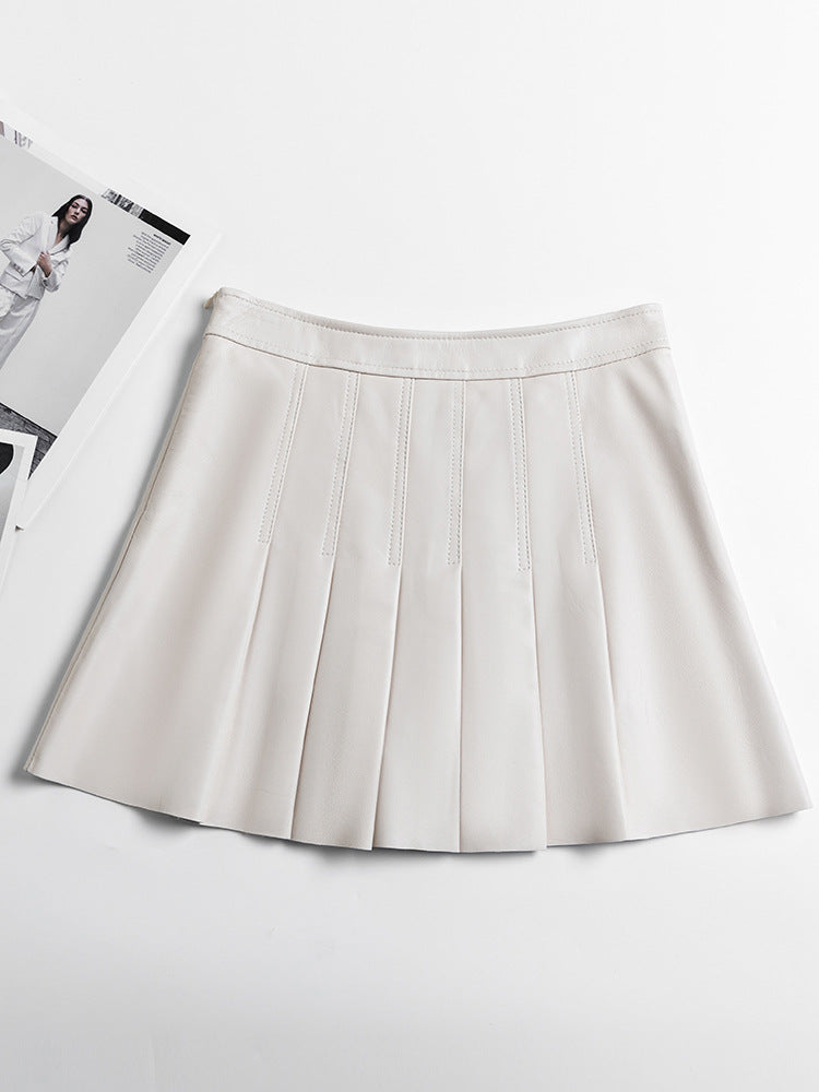 女性向けのミニレザースカート。高めのウエストと均一なプリーツが自然なラインを作り、快適な着用感を保ちます