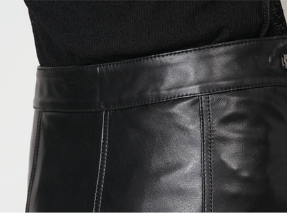 Figurbetonter Lederrock mit seitlichem Zip, sauberen Kanten und klarer Linienführung für den Alltag.