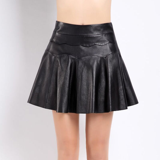 Høj talje sort lædernederdel i blødt fåreskind med plisseret form, kort længde og slank silhuet til efterår og vinter