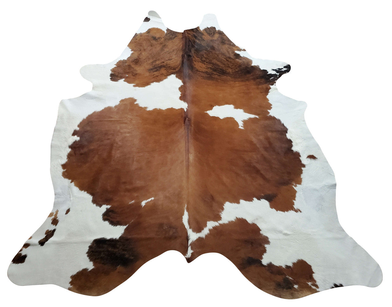 The cowhide rug features a durable, simple pattern that enables it to complement Bohemian and Canadian interiors.
