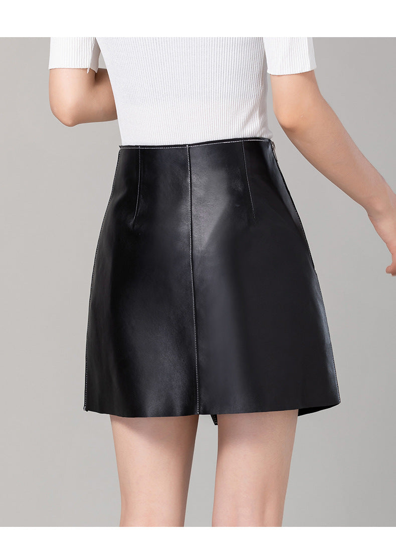 Korkeavyötäröinen nahkahame korostaa vartaloa, napit ja sivuvetoketju tuovat modernin ilmeen ja istuvuuden.