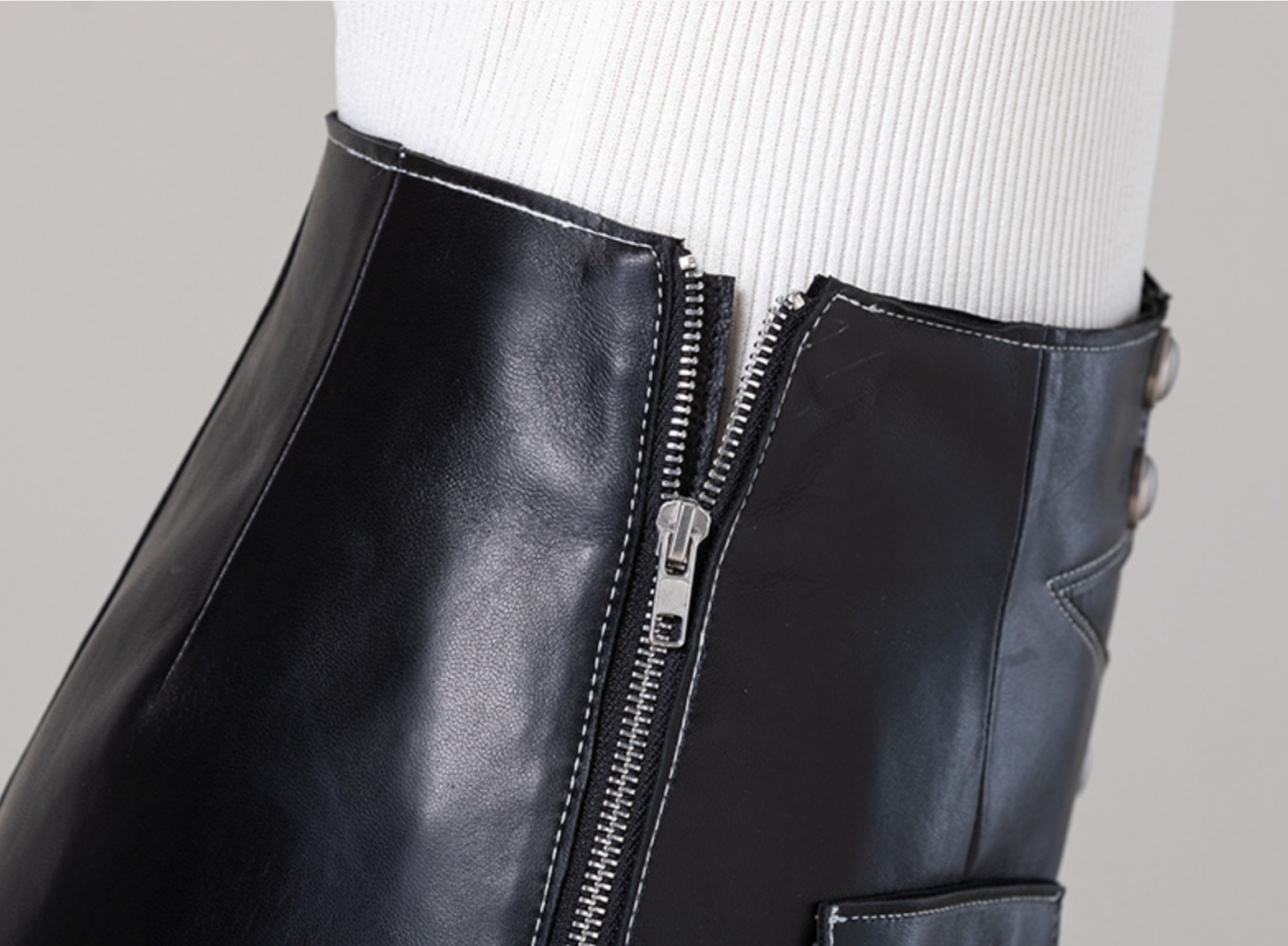 Moottorihenkinen nahkahame yhdistää terävän muotoilun ja pehmeän nahan, täydellinen rohkeaan tyyliin.