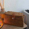 Ronde rieten crossbody tas voor dames met lederen schouderriem

