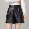 メタ説明: ハイウエスト設計のレディース本革ショーツ。ワイドレッグで体型をすっきり見せ、柔らかな黒レザーが日常コーデに上品な印象を与えます。