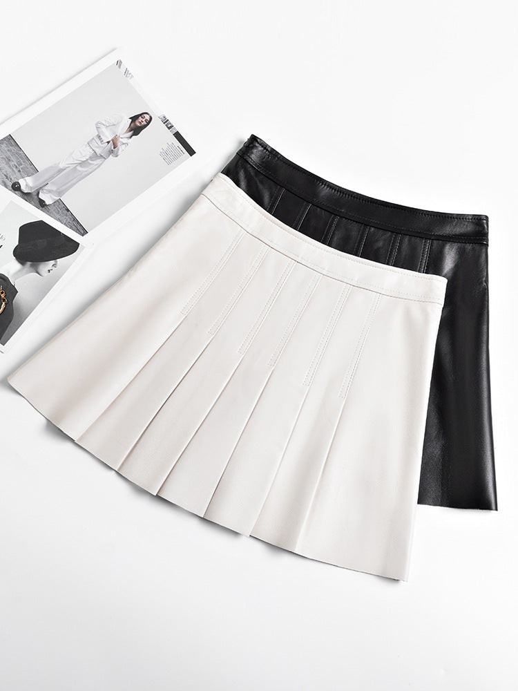 柔らかなシープスキンを使用したハイウエストのレザープリーツミニスカート。Aライン設計で腰周りをすっきり見せ、軽やかな動きを実現します。