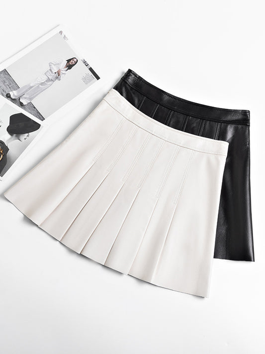 柔らかなシープスキンを使用したハイウエストのレザープリーツミニスカート。Aライン設計で腰周りをすっきり見せ、軽やかな動きを実現します。
